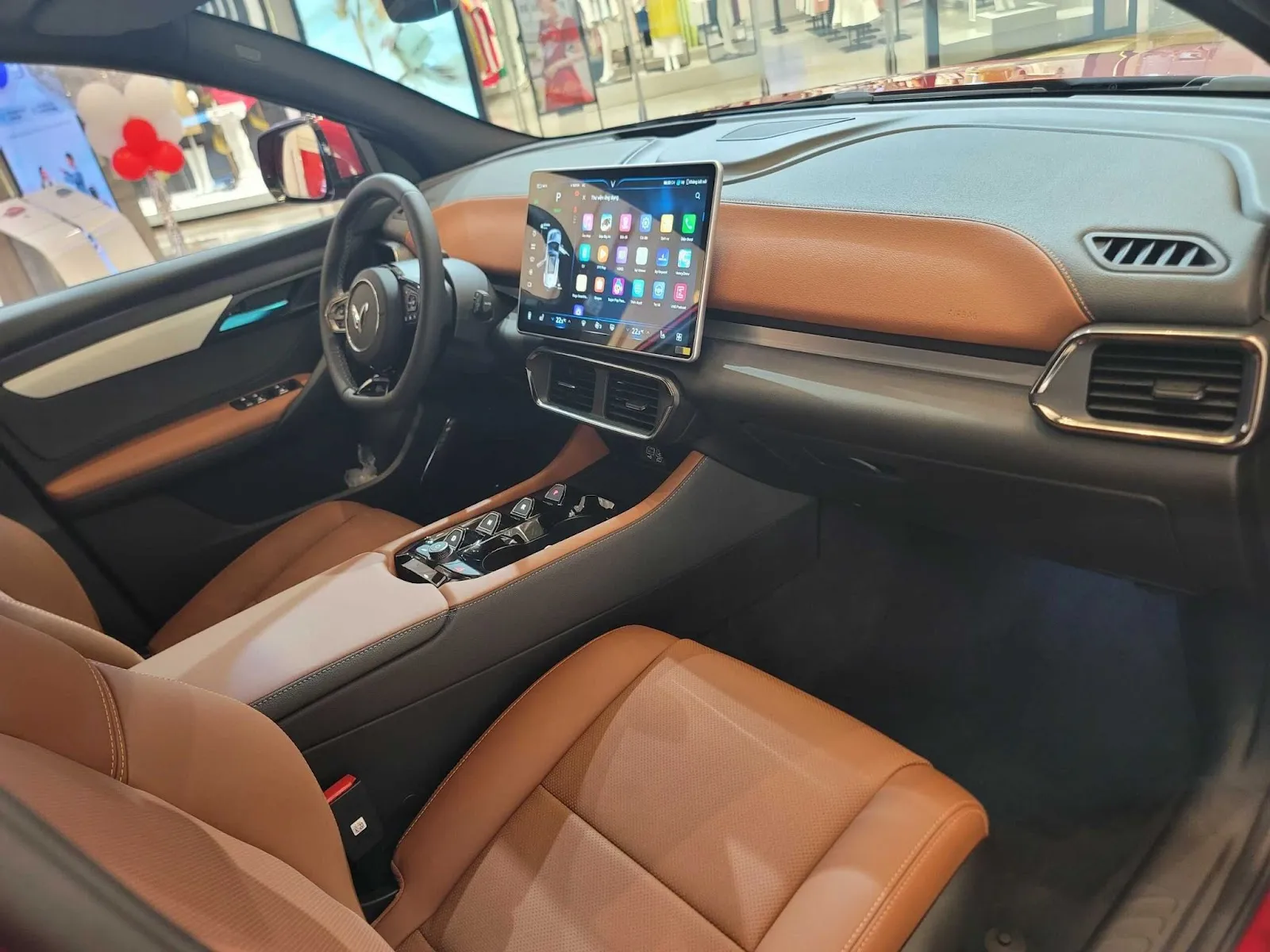 Nội thất sang trọng của VinFast VF 8 nhìn từ phía hành khách