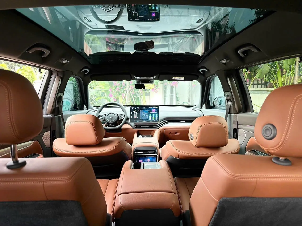 Không gian nội thất đẳng cấp của VinFast VF 9 với chất liệu gỗ tự nhiên và da cao cấp