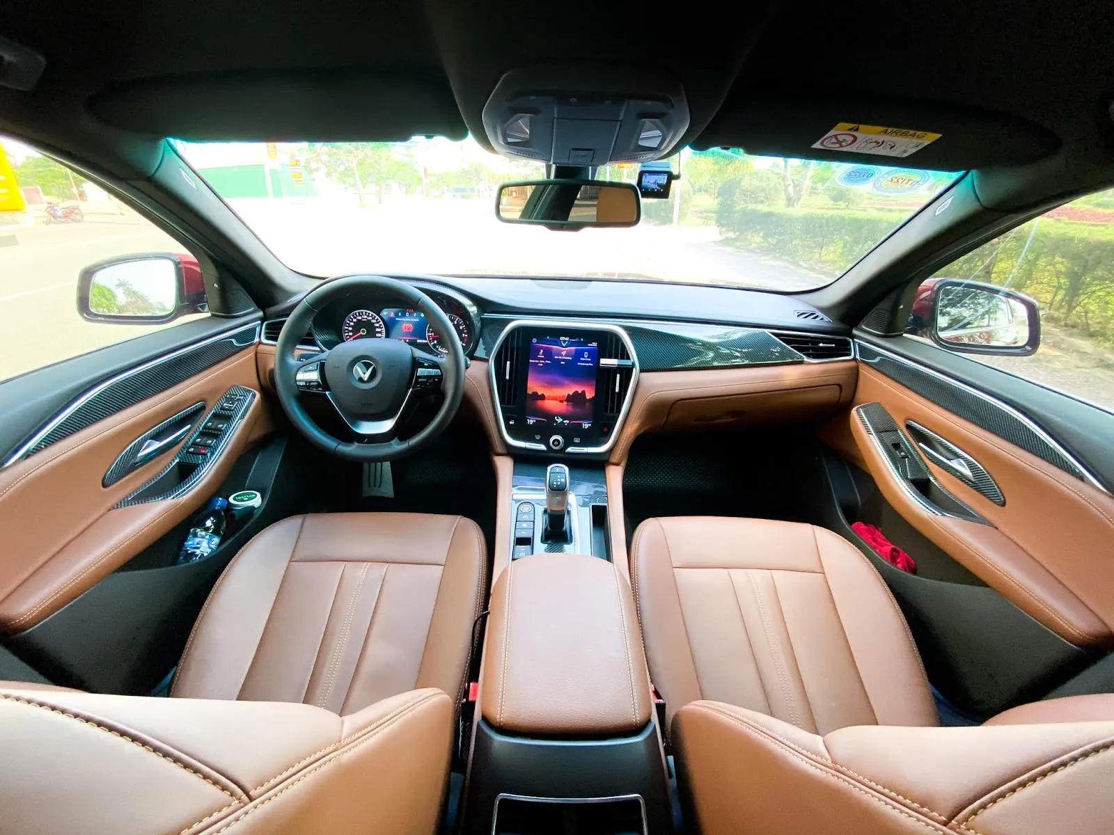 Nội thất xe VinFast Lux A2.0 với ghế da màu kem và chi tiết ốp gỗ