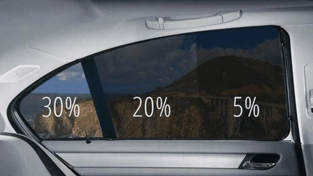 Quá trình ép nhiệt định hình film cách nhiệt 3M theo độ cong của kính chắn gió ô tô tại khu vực dán chuyên biệt