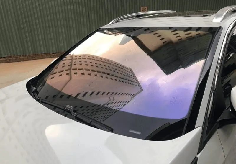 Cận cảnh chiếc xe đã dán film cách nhiệt ô tô 3M, nổi bật với vẻ ngoài sang trọng và độ phản xạ ánh sáng tinh tế