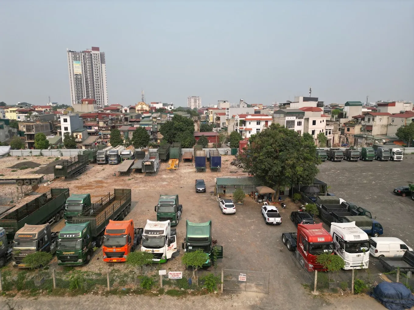 Khu vực bãi xe đầu kéo cũ gần cầu Đông Trù