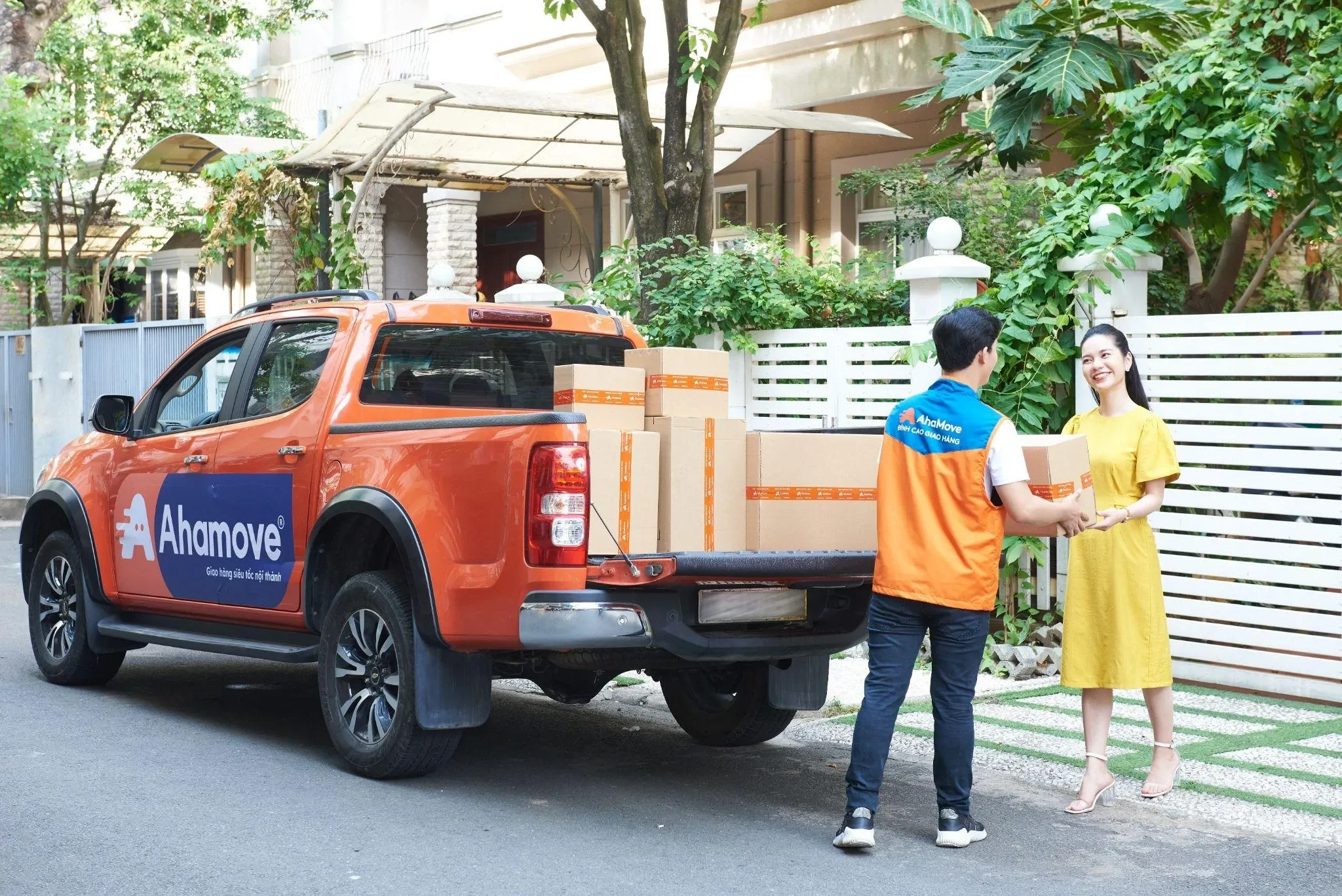 Dịch vụ giao hàng bằng xe bán tải của Ahamove đang hoạt động trên đường phố Hà Nội