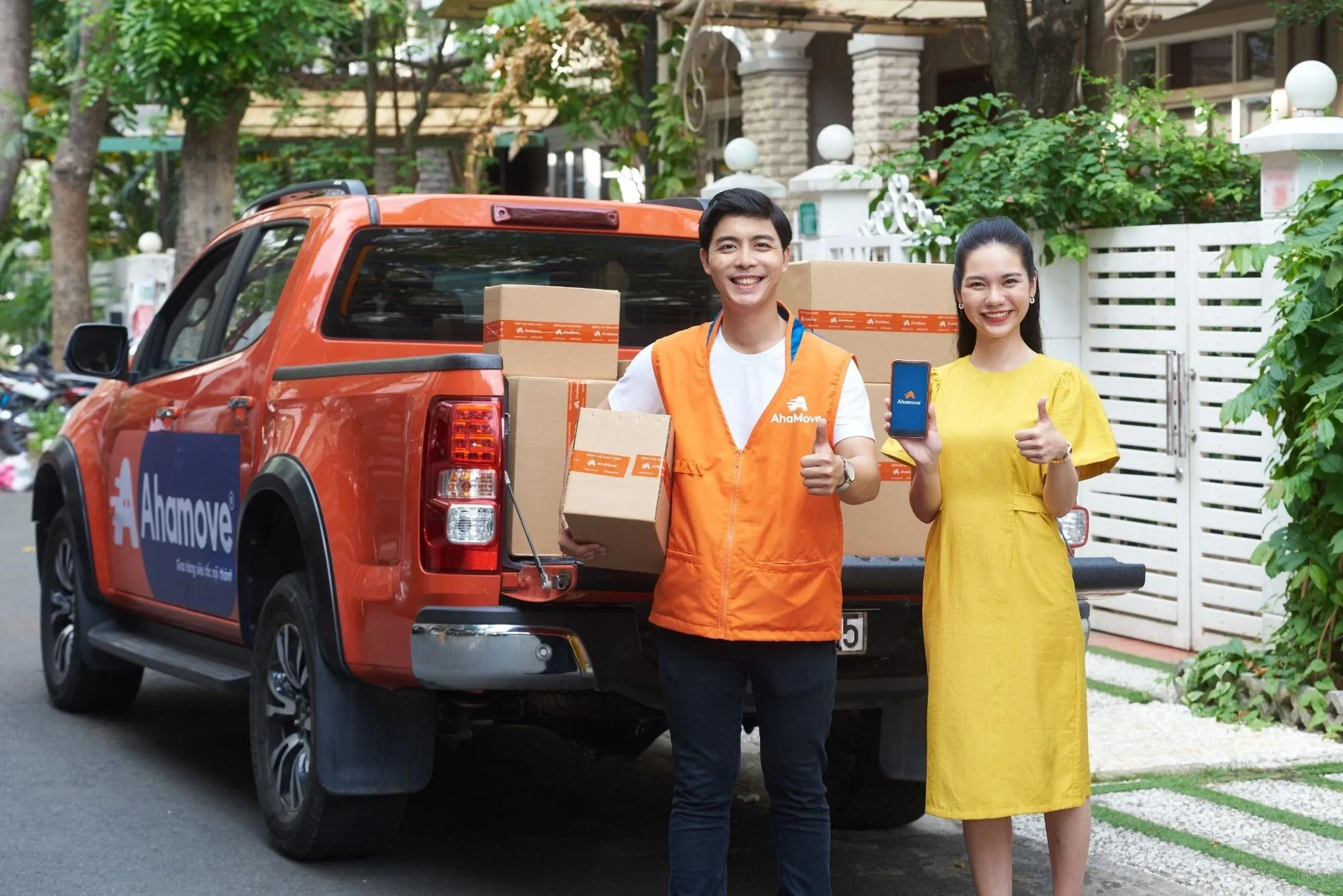 Tài xế Ahamove hỗ trợ bốc xếp hàng hóa lên thùng xe bán tải trong dịch vụ giao hàng