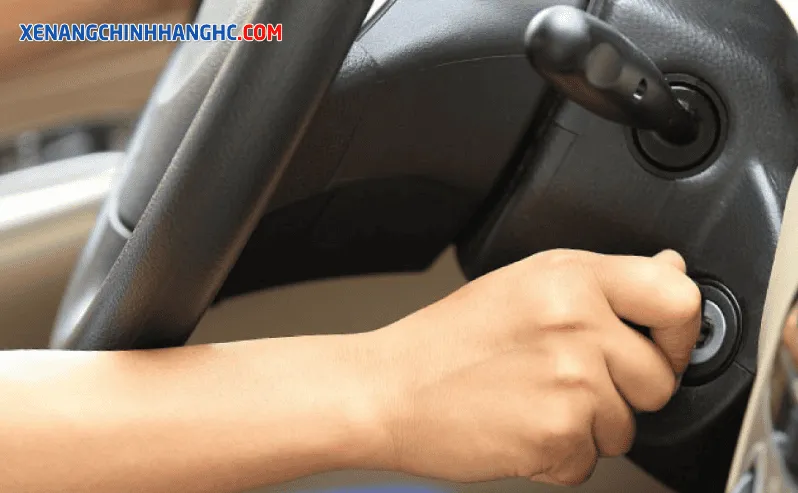 Kiểm tra ắc quy ô tô bằng đồng hồ đo điện áp