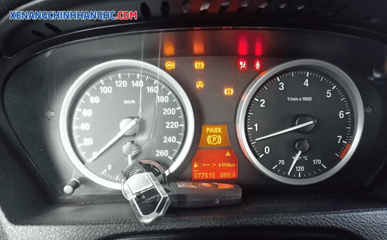 Đèn báo ắc quy trên táp lô sáng mờ cảnh báo