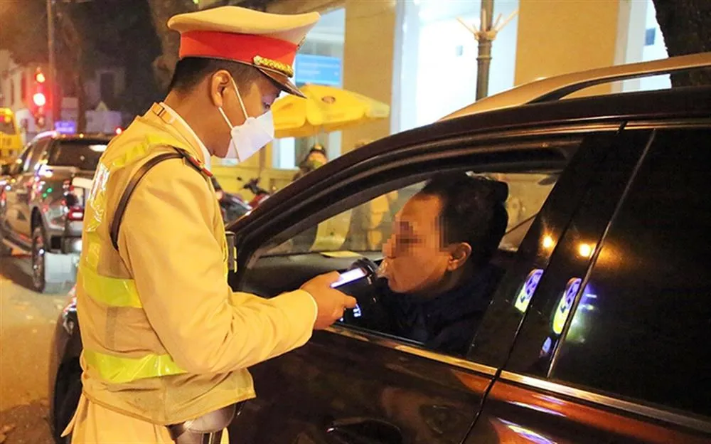 Mức phạt nồng độ cồn ô tô cao gấp ba lần xe máy, từ 6 triệu đến 40 triệu đồng