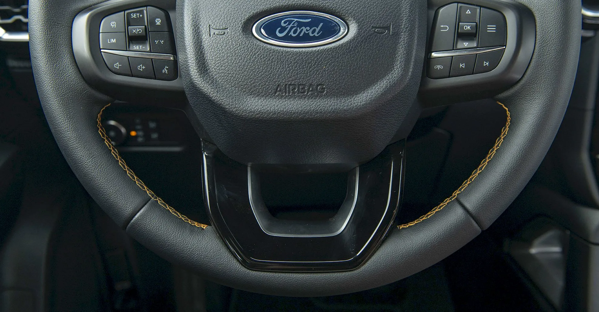 Chi tiết khoang nội thất hàng ghế sau và các hộc chứa đồ tiện lợi trên Ford Ranger 2023