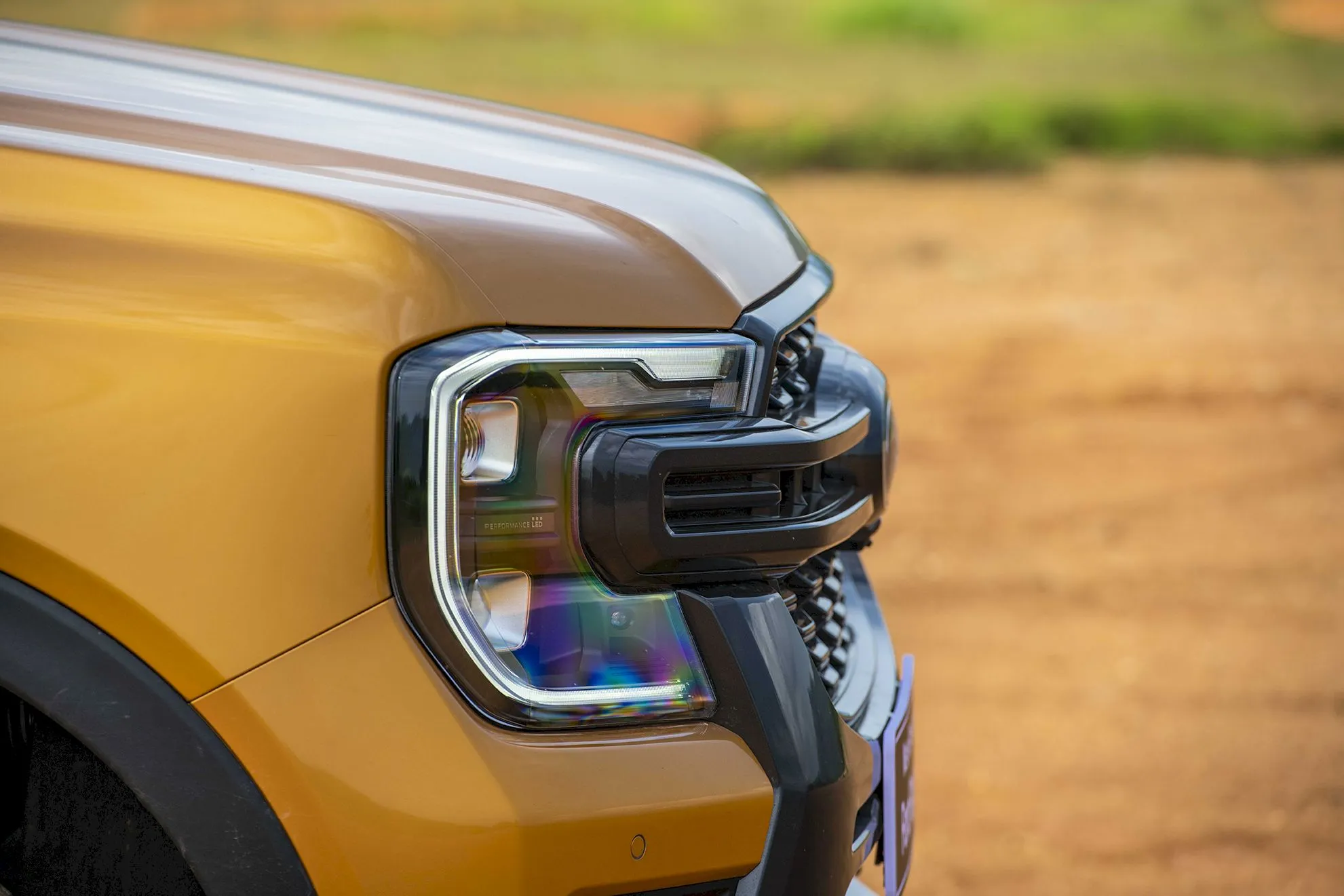 Cận cảnh đèn pha LED Matrix hình chữ C độc đáo của Ford Ranger 2023