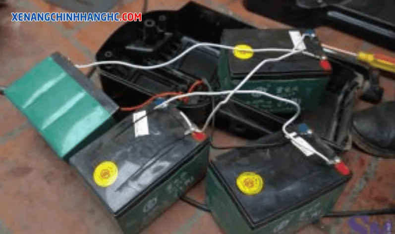 Vỏ ắc quy bị phồng rộp và cọc bình bị oxy hóa