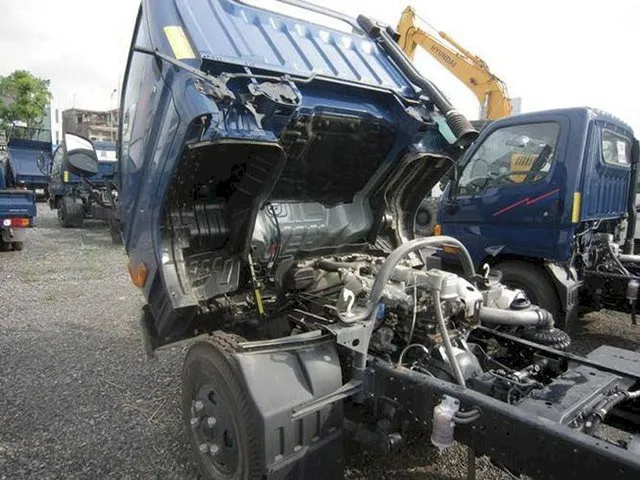 Kiểm tra khoang máy xe tải cũ