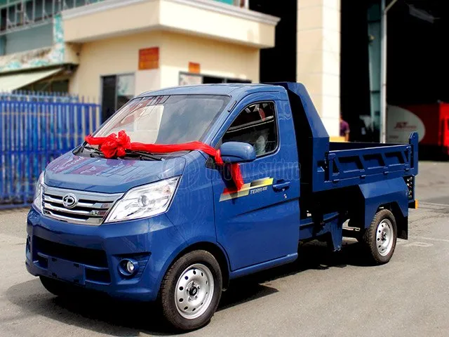 Xe ben Tera 100 với thùng xe đã được nâng lên để đổ vật liệu