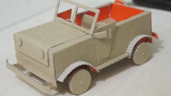 Mẫu ô tô giấy màu đỏ mui trần được làm bằng bìa cứng với thiết kế độc đáo và sáng tạo