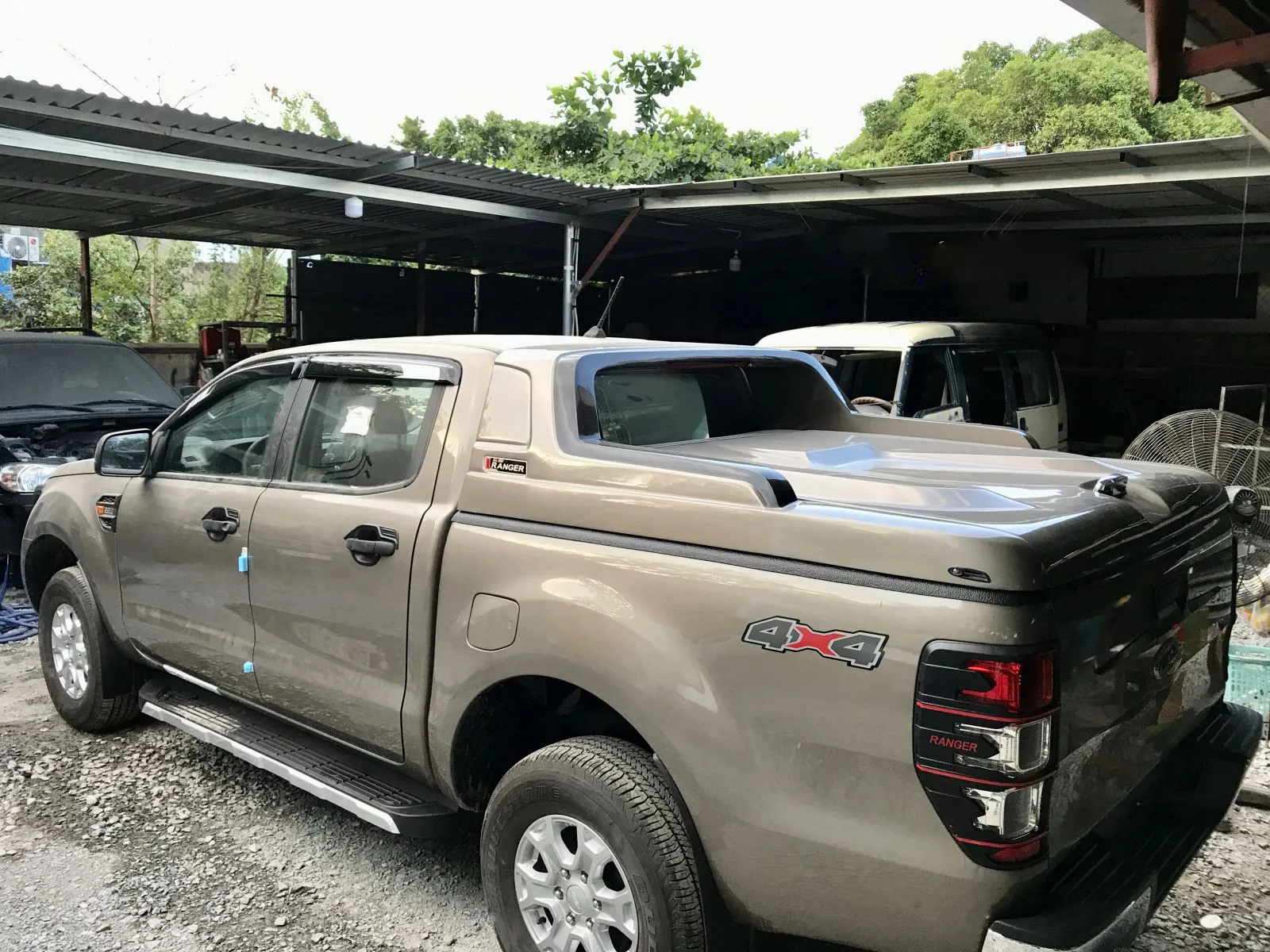 Nắp thùng thấp All New Ranger composite màu trắng, phụ kiện thẩm mỹ cho dòng xe bán tải rẻ nhất thị trường