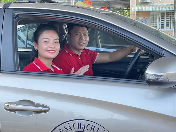 Alt text mô tả học viên đang tập lái xe ô tô hạng B2 tại Hà Nội