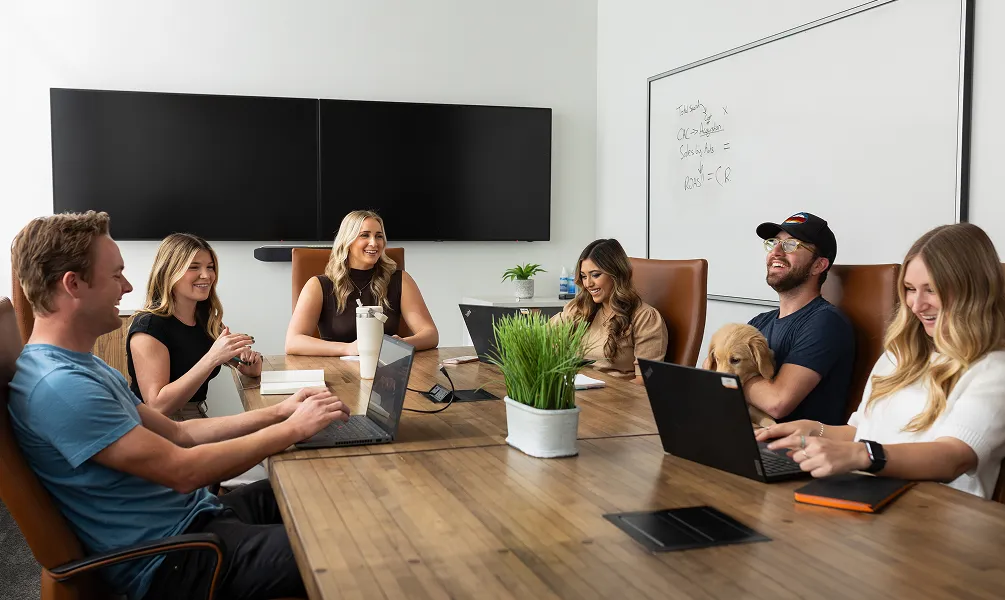 Đội ngũ nhân sự chuyên nghiệp tại văn phòng điều hành