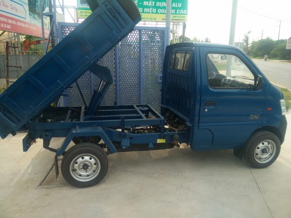 Xe tải ben Veam Star 630kg tại bãi tập kết, thể hiện khả năng chuyên chở và dịch vụ hoán cải thùng xe