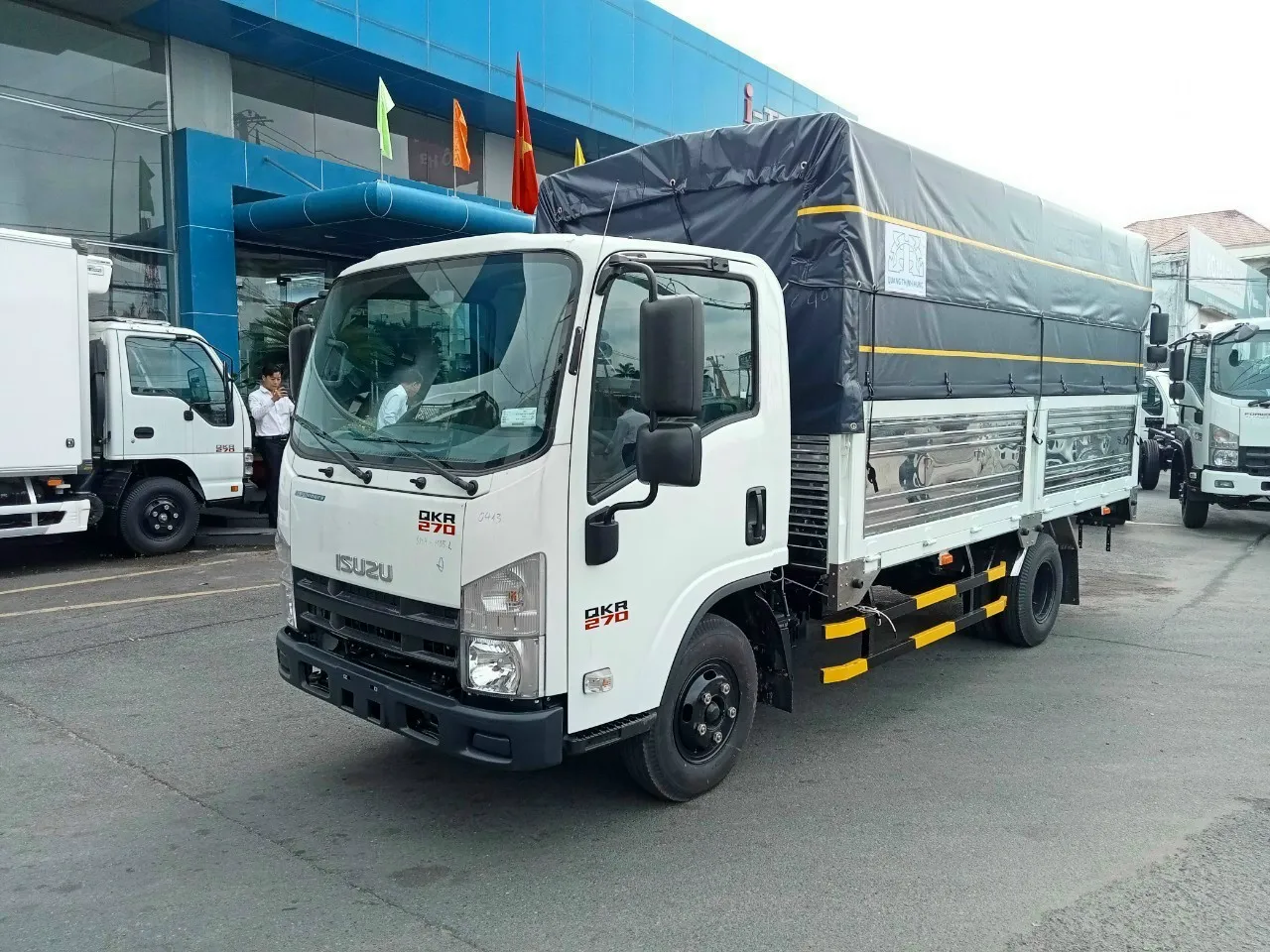 ISUZU QKR 270 / THÙNG MUI BẠT 05 BỬNG