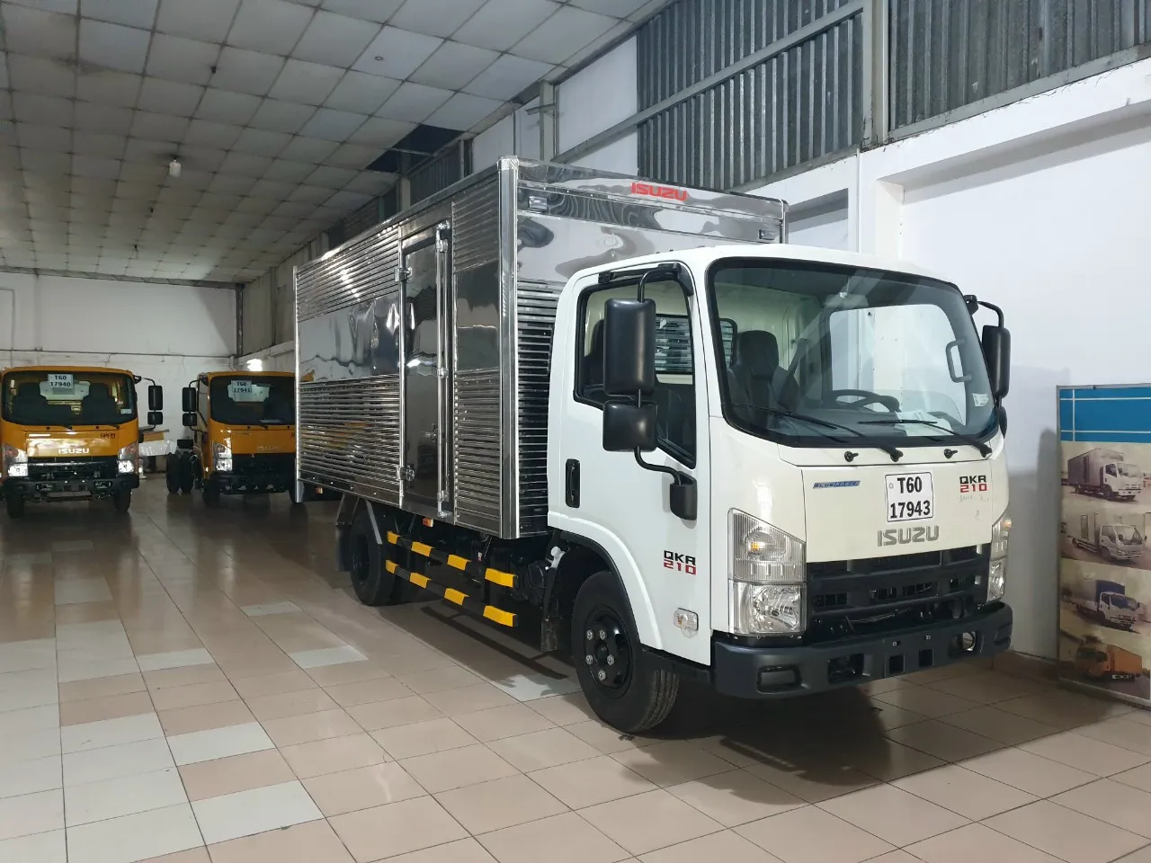 ISUZU QKR 270/ THÙNG KÍN 03 CỬA