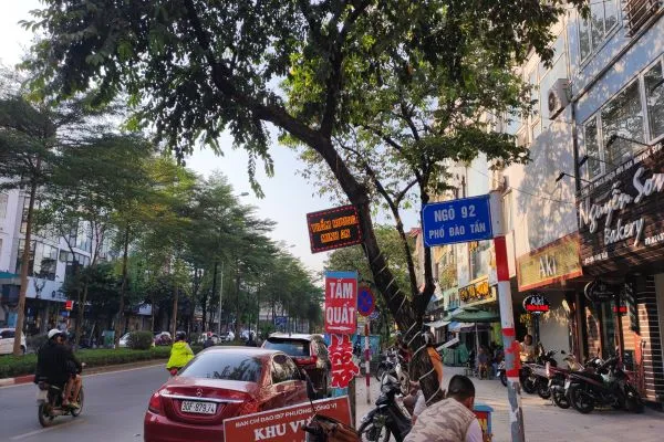 Quy trình vệ sinh nội thất cần được thực hiện cẩn thận, bao gồm cả việc giặt nệm xe ô tô