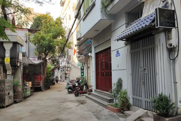 Việc giặt nệm xe ô tô bao gồm cả việc khử trùng và khử mùi hôi triệt để, giúp không khí trong xe trong lành