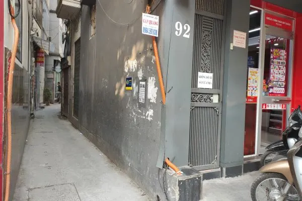 Vệ sinh nội thất, bao gồm giặt nệm, là quy trình quan trọng trong việc chăm sóc xe ô tô