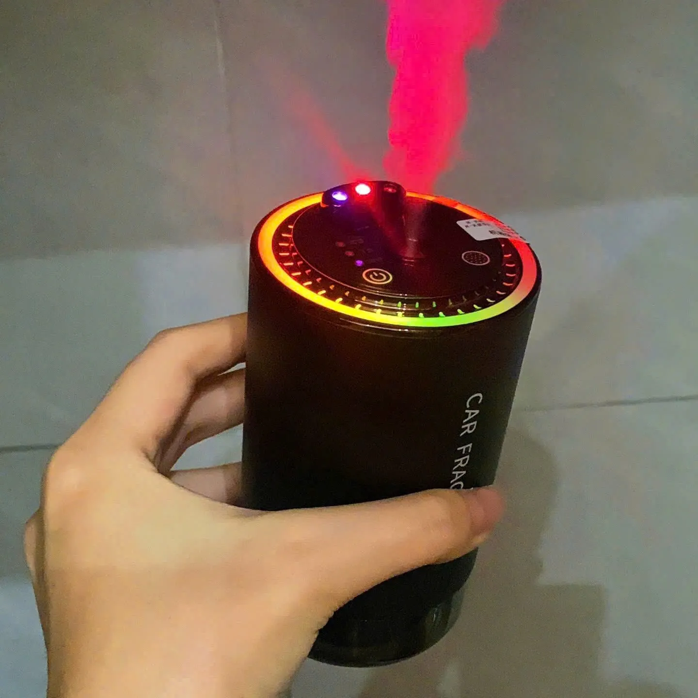 Thiết kế hiện đại của máy phun nước hoa ô tô thông minh kết nối Bluetooth