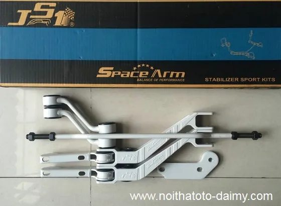 Kỹ thuật viên Đại Mỹ đang tiến hành lắp đặt thanh giằng chống trượt