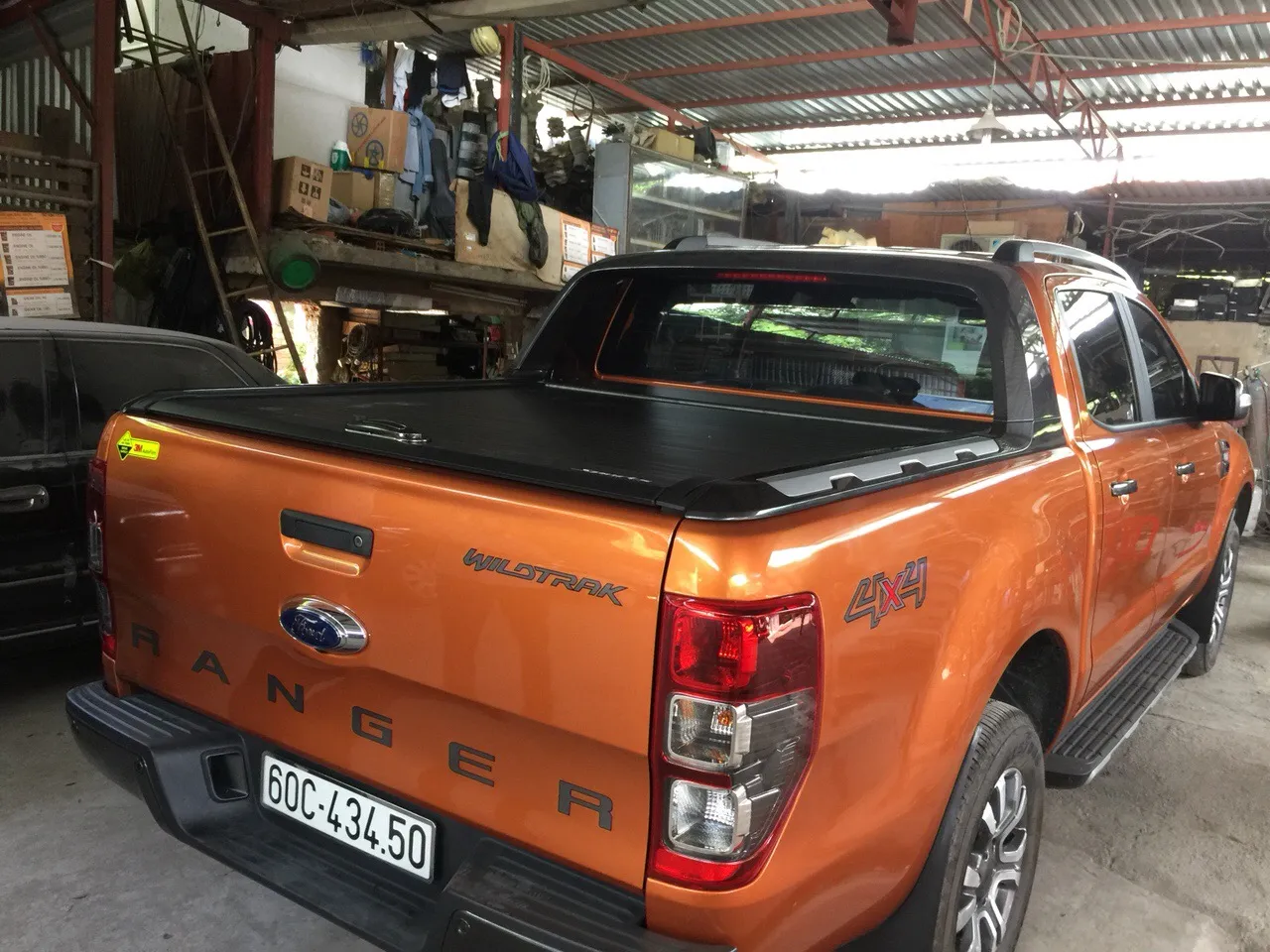 Nắp cuộn sau xe Ranger Wildtrak màu cam đang đóng