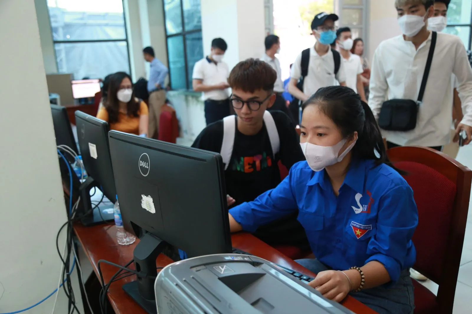 Đội ngũ sinh viên tình nguyện hỗ trợ tân sinh viên làm thủ tục nhập học