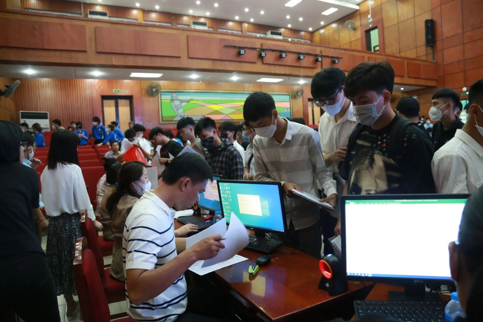 Sinh viên tình nguyện hướng dẫn tân sinh viên giao thông vận tải về quy trình nhập học