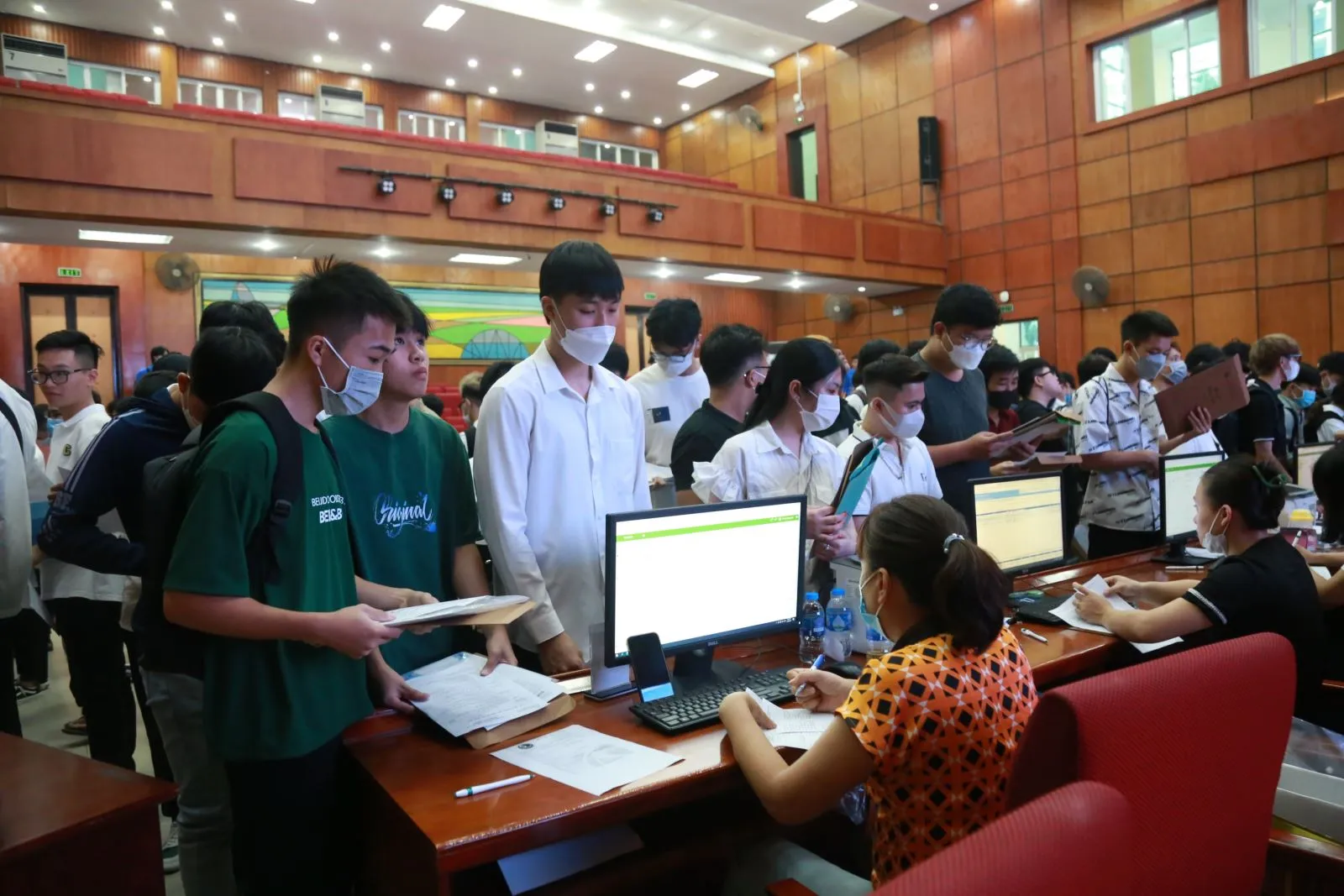 Bộ phận chức năng làm việc tại quầy tiếp nhận hồ sơ sinh viên