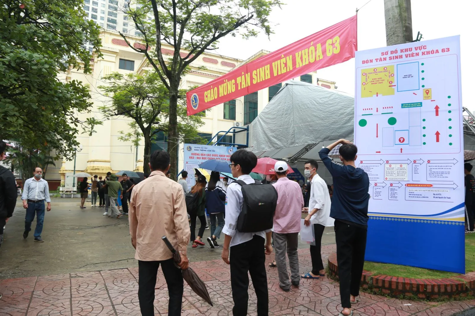 Khu vực đón tiếp tân sinh viên giao thông vận tải khóa 63 tại Trường Đại học Giao thông vận tải