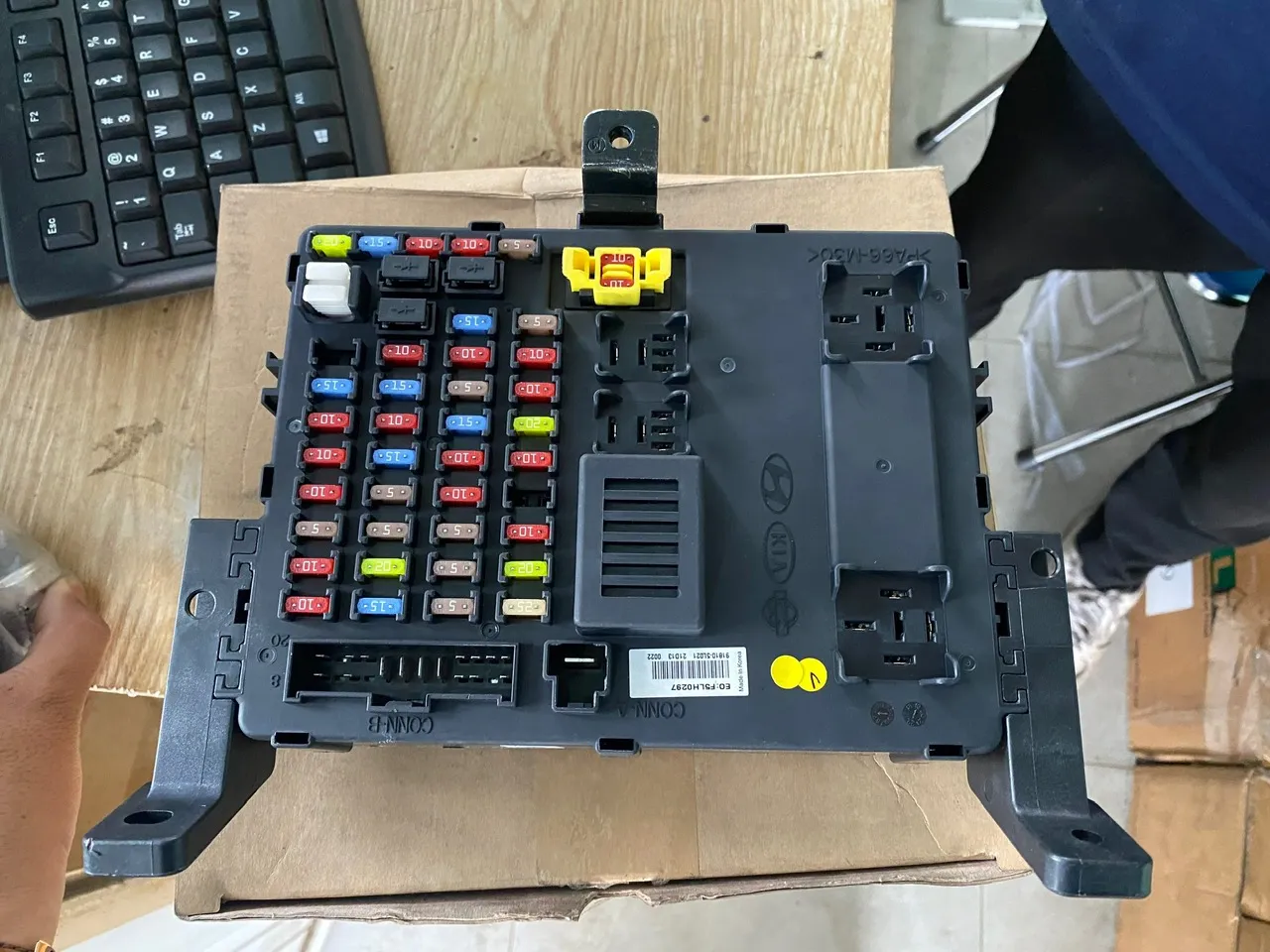 Hộp Cầu Chì Xe Tải Hyundai Mighty 110S 75s 110SL 110XL County 91810 5L021