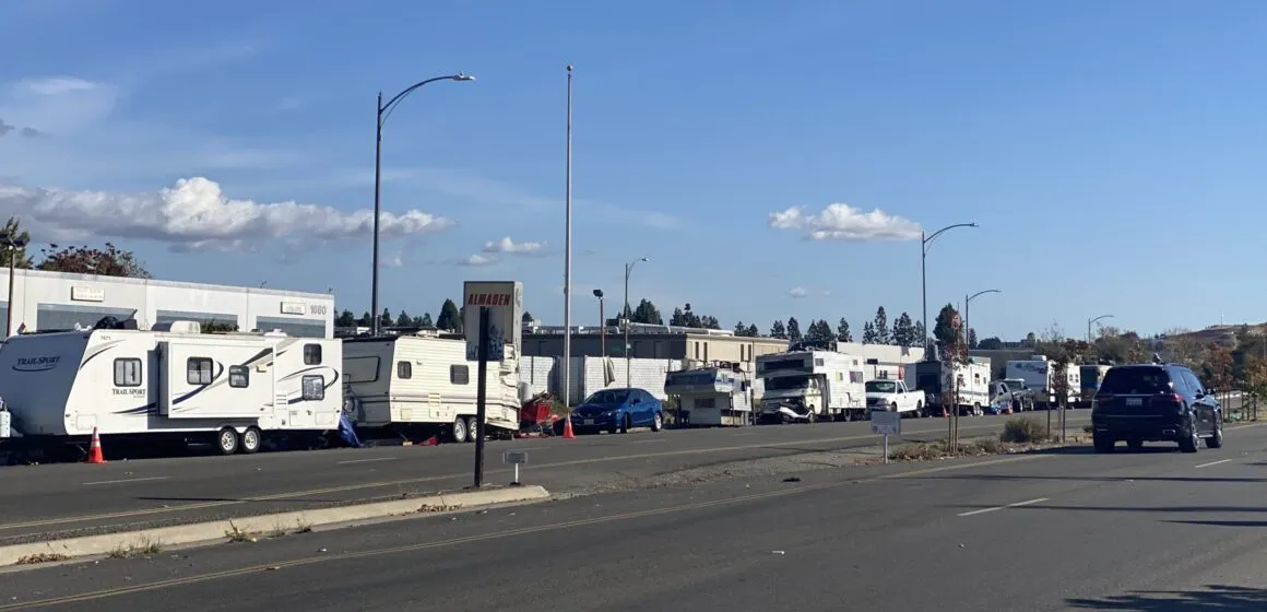 Tài xế đang kiểm tra móc kéo và dây cáp chuyên dụng trên xe ô tô hỏng