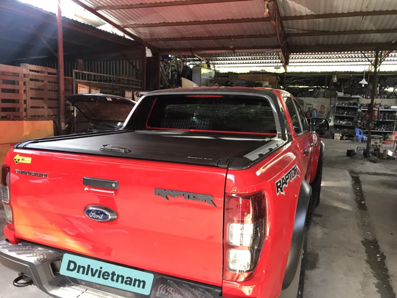 Dòng xe bán tải xếp hàng tại bãi đỗ