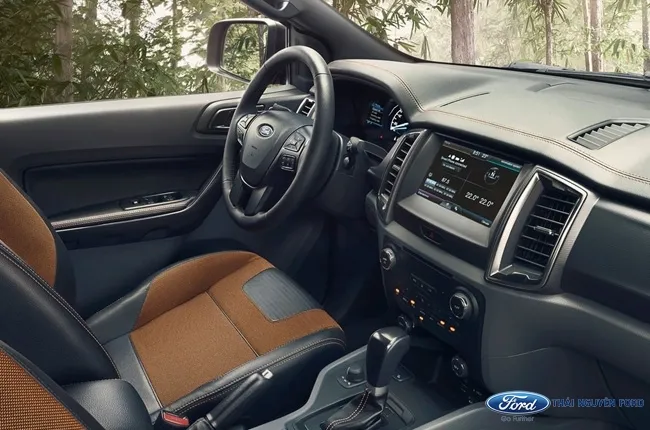 Nội thất khoang lái chiếc Ford Ranger nhìn từ ghế sau