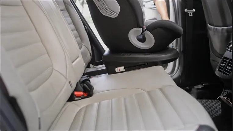 Minh họa cách lắp ghế ngồi xe ô tô cho bé sử dụng hệ thống ISOFIX