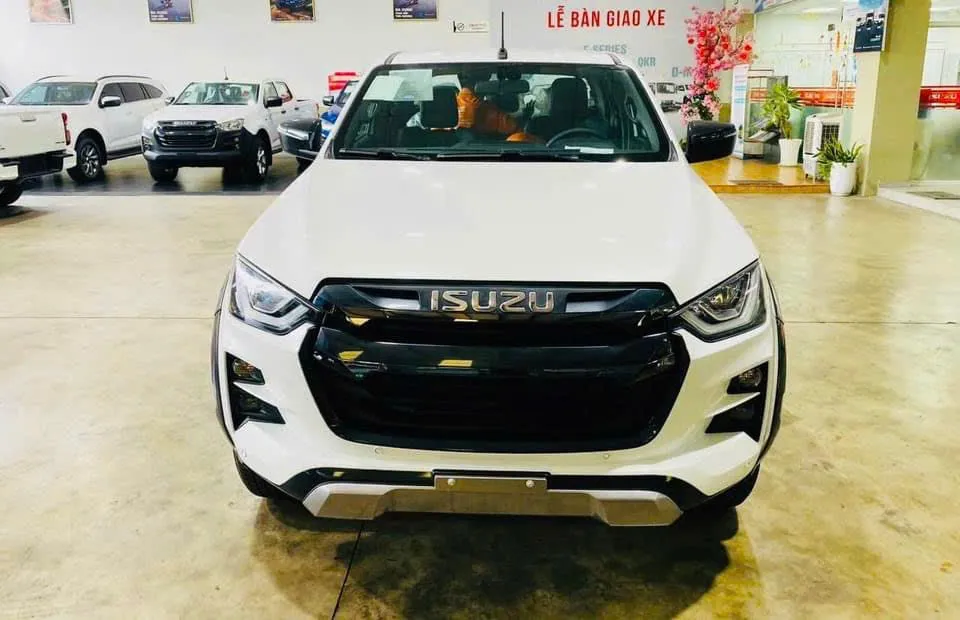 Ngoại thất mạnh mẽ và gương chiếu hậu tích hợp xi nhan của Isuzu D-Max