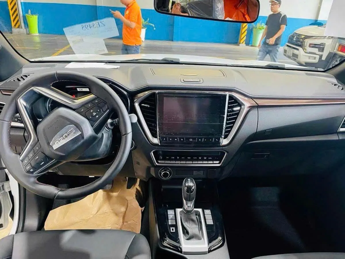 Khoang nội thất rộng rãi và bảng điều khiển trung tâm của Isuzu D-Max