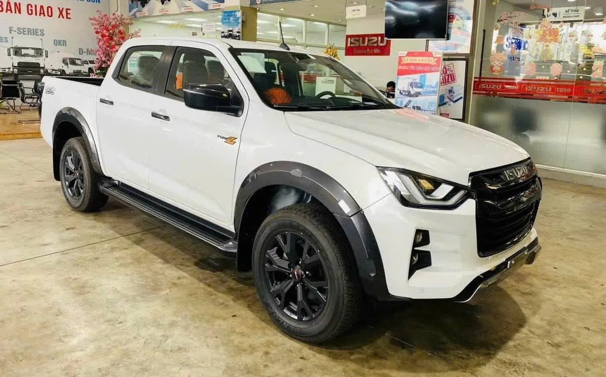 Hình ảnh cho thấy phần thân xe và bánh xe được thiết kế mạnh mẽ của Isuzu D-Max