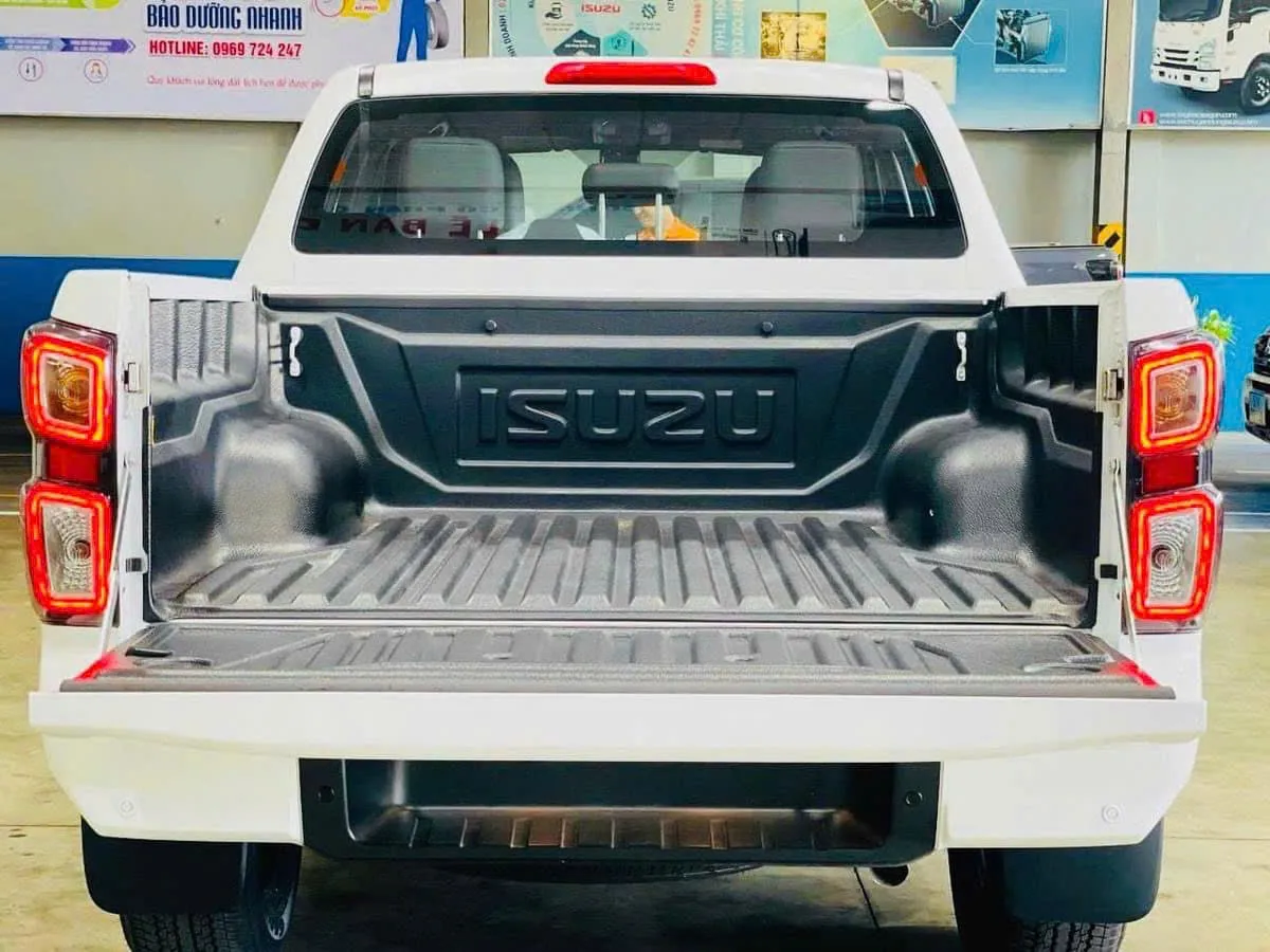 Cụm đèn pha BI-LED và mặt ca lăng mạnh mẽ của dòng Isuzu D-Max nhập khẩu