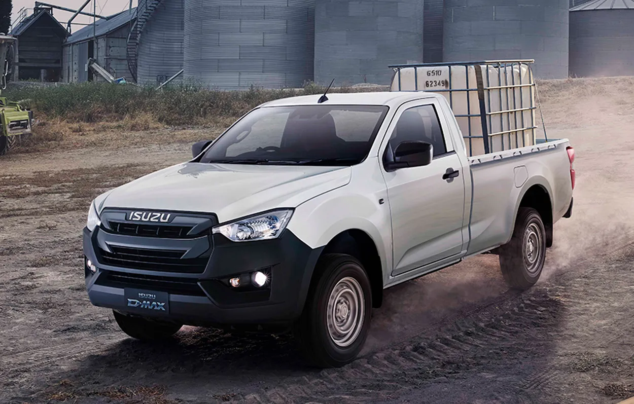 Xe Isuzu D-Max Single Cab màu trắng đậu bên lề đường, thể hiện thiết kế nam tính và mạnh mẽ