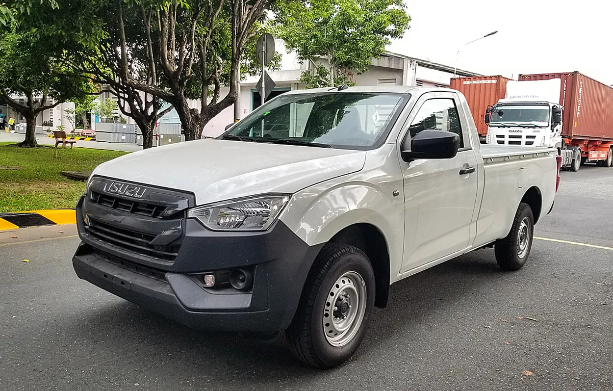 Isuzu D-Max Single Cab màu trắng nhìn từ góc trước-bên, nổi bật thùng hàng dài