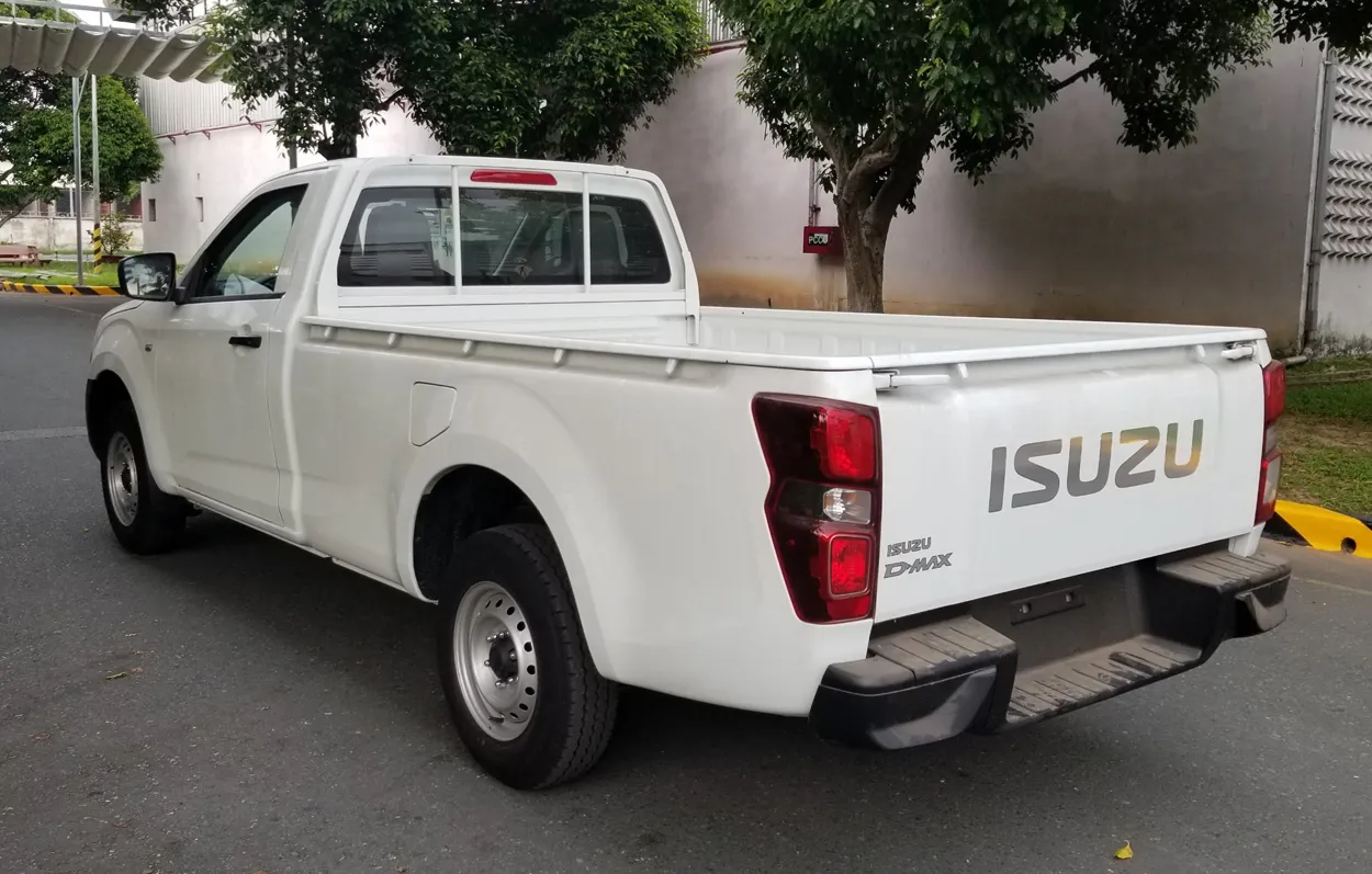 Isuzu D-Max Single Cab với thiết kế mạnh mẽ và hiện đại, thể hiện vẻ nam tính của dòng xe tải