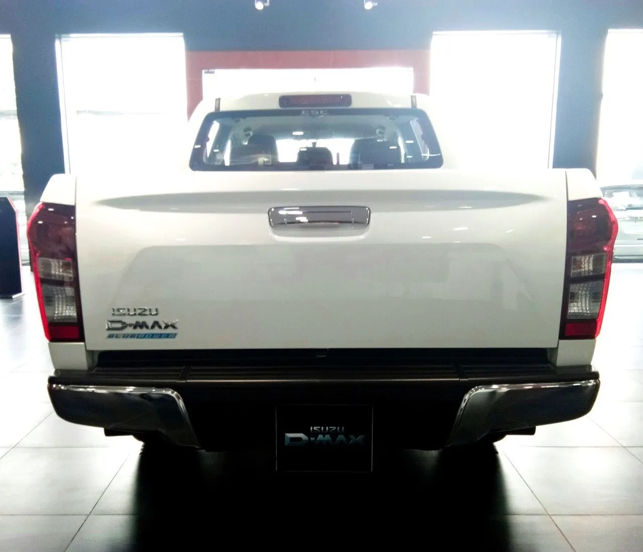 Hình ảnh động cơ RZ4E 1.9L của Isuzu Dmax MT, minh họa công nghệ tăng áp biến thiên và phun nhiên liệu hiện đại