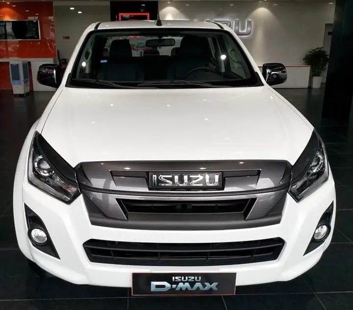 Khoang nội thất rộng rãi và tiện nghi của Isuzu Dmax MT với vô lăng bọc da và màn hình giải trí trung tâm