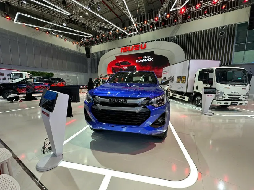Toàn cảnh gian hàng tại Vietnam Motor Show 2024 với mẫu xe bán tải Isuzu và Mitsubishi trưng bày nổi bật