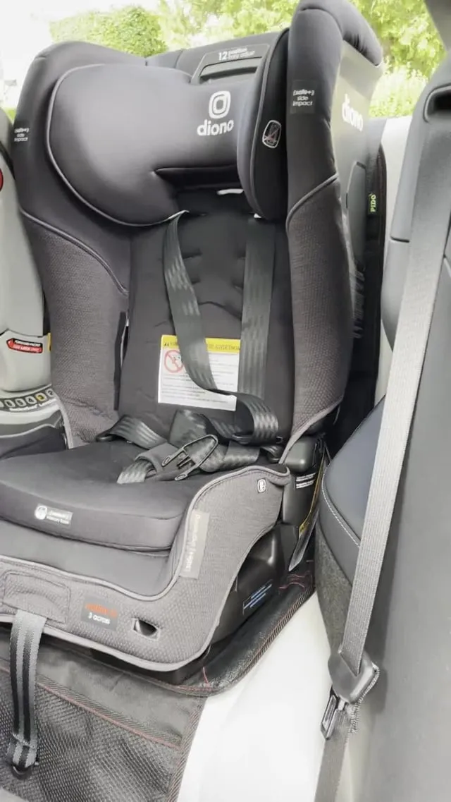 Hai xe ô tô đang được kết nối bằng thanh kéo cứng di chuyển trên đường