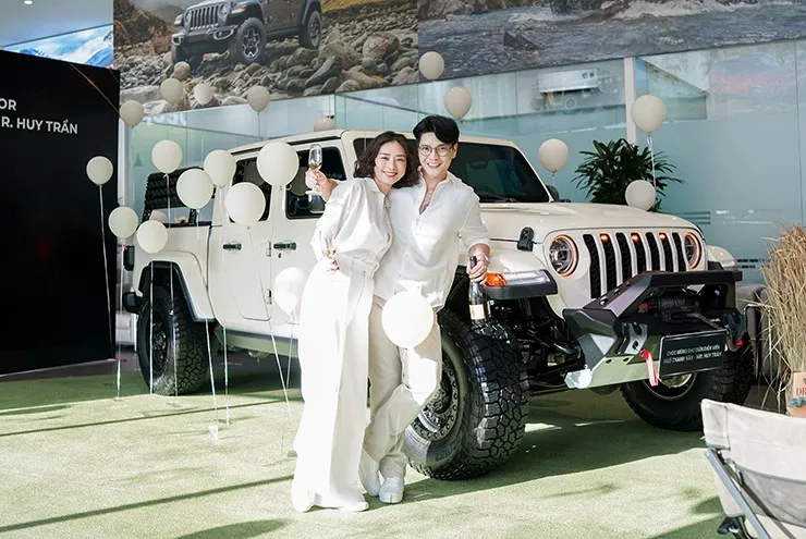 Ngô Thanh Vân và Huy Trần bên chiếc Jeep Gladiator màu vàng cát.
